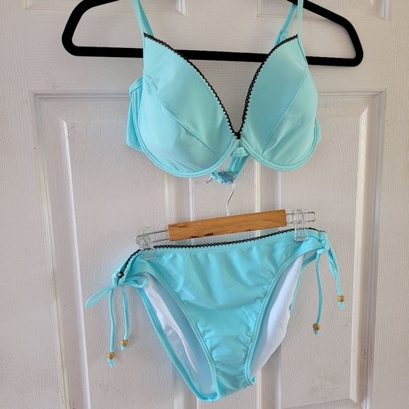 Bikini - Picture 1 of 3